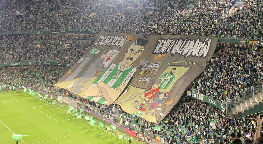 Tifo exhibido en el Benito Villamarín en el Gran Derbi. Foto: @jmrodriguezper
