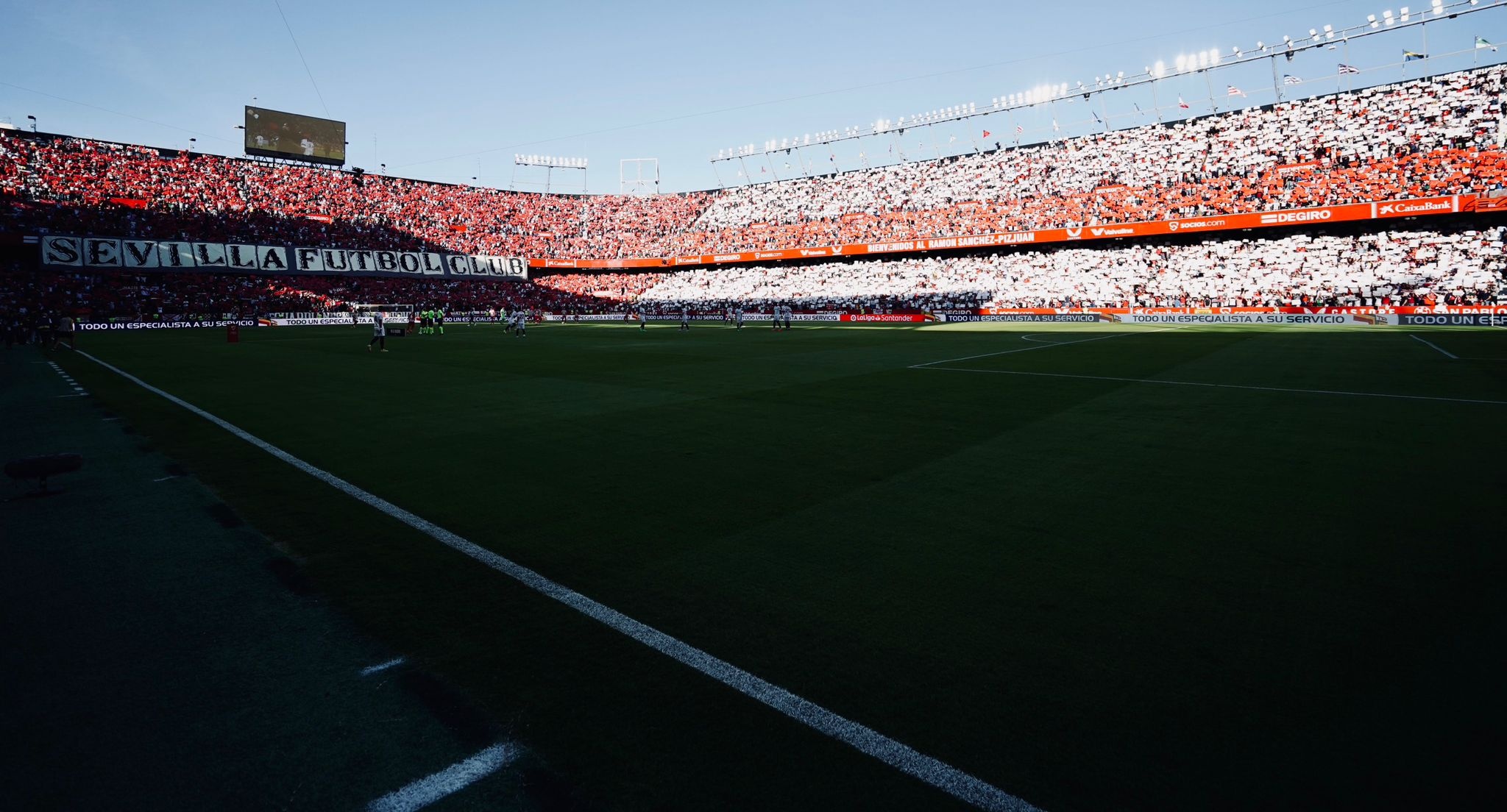 Tifo y mosaico en el Ramón Sánchez-Pizjuán durante el Sevilla FC-Real Sociedad. Foto: SFC Media.