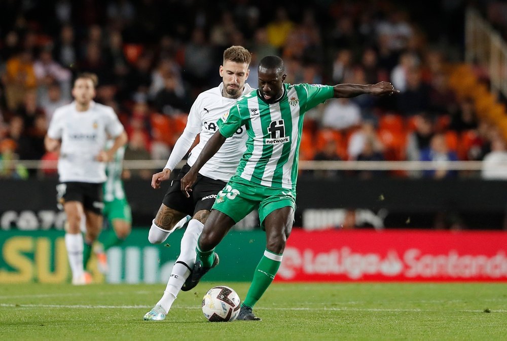 Sabaly pugna por el balón junto a Samu Castillejo. (Real Betis)