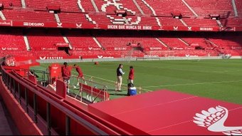 Jorge Sampaoli junto a Martagón en el entrenamiento del Sevilla FC. Foto: @BesoccerSevilla