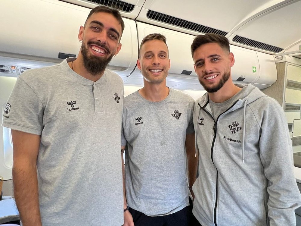 Borja Iglesias, junto a Sergio Canales y Alex Moreno en el avión que trasladó a la expedición del Real Betis hacia Argentina.- RBB