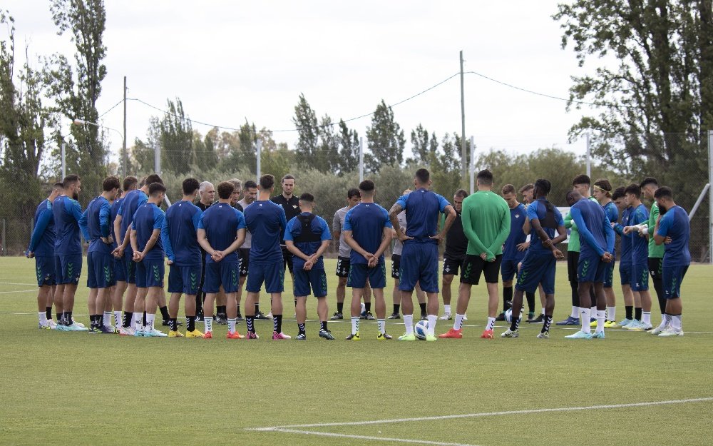 Manuel Pellegrini se dirige a sus futbolistas antes del entrenamiento en el predio de Godoy Cruz, durante la gira por Argentina y Chile.- RBB