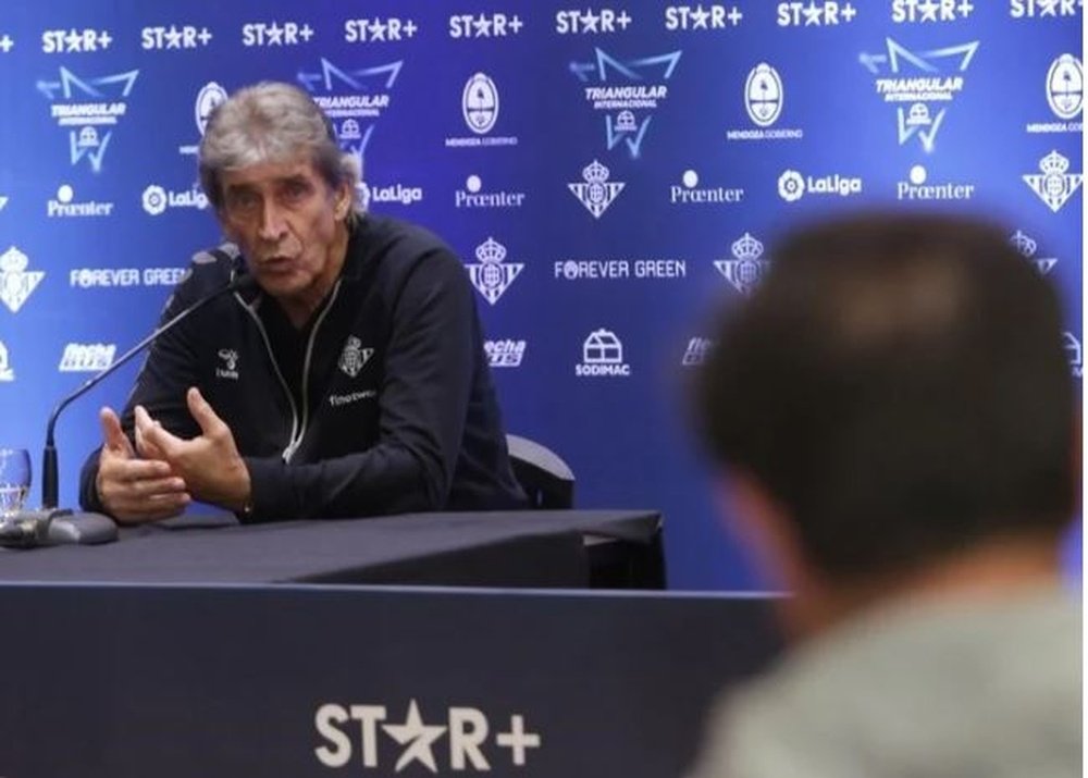 Manuel Pellegrini, durante la rueda de prensa previa al River Plate - Real Betis que se jugará en Mendoza.- Prensa Proenter