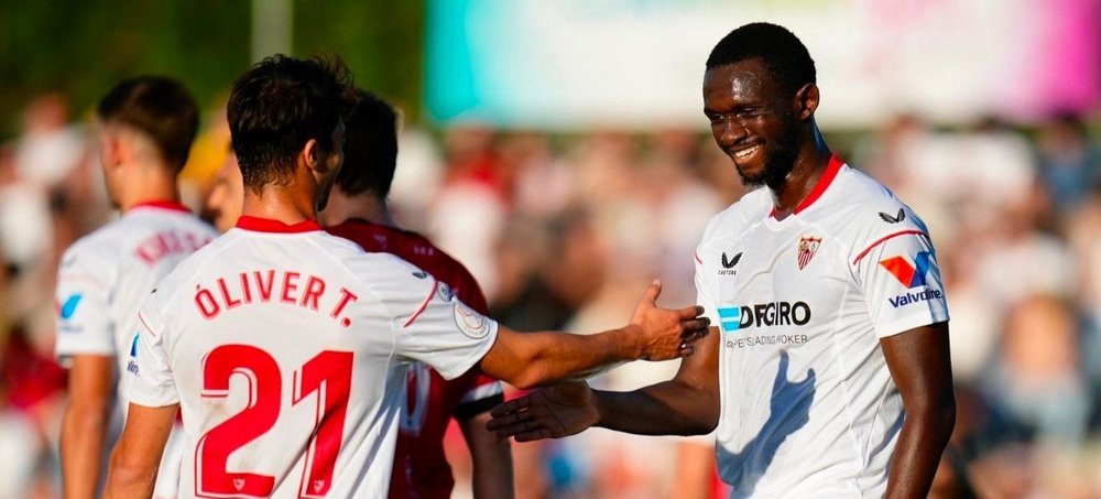 Óliver Torres y Nianzou celebran el primer gol del Sevilla ante el Velarde. Foto: SFC Media.