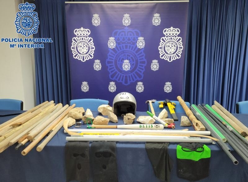 El material incautado por la Policía Nacional a los ultras que habían quedado para pegarse.