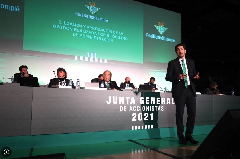 El presidente del Real Betis, Ángel Haro, durante la Junta de Accionistas del año pasado.- RBB