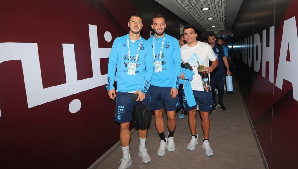 Los béticos Pezzella y Guido Rodríguez, junto al sevillista Marcos Acuña, con la selección argentina. Foto: @Argentina