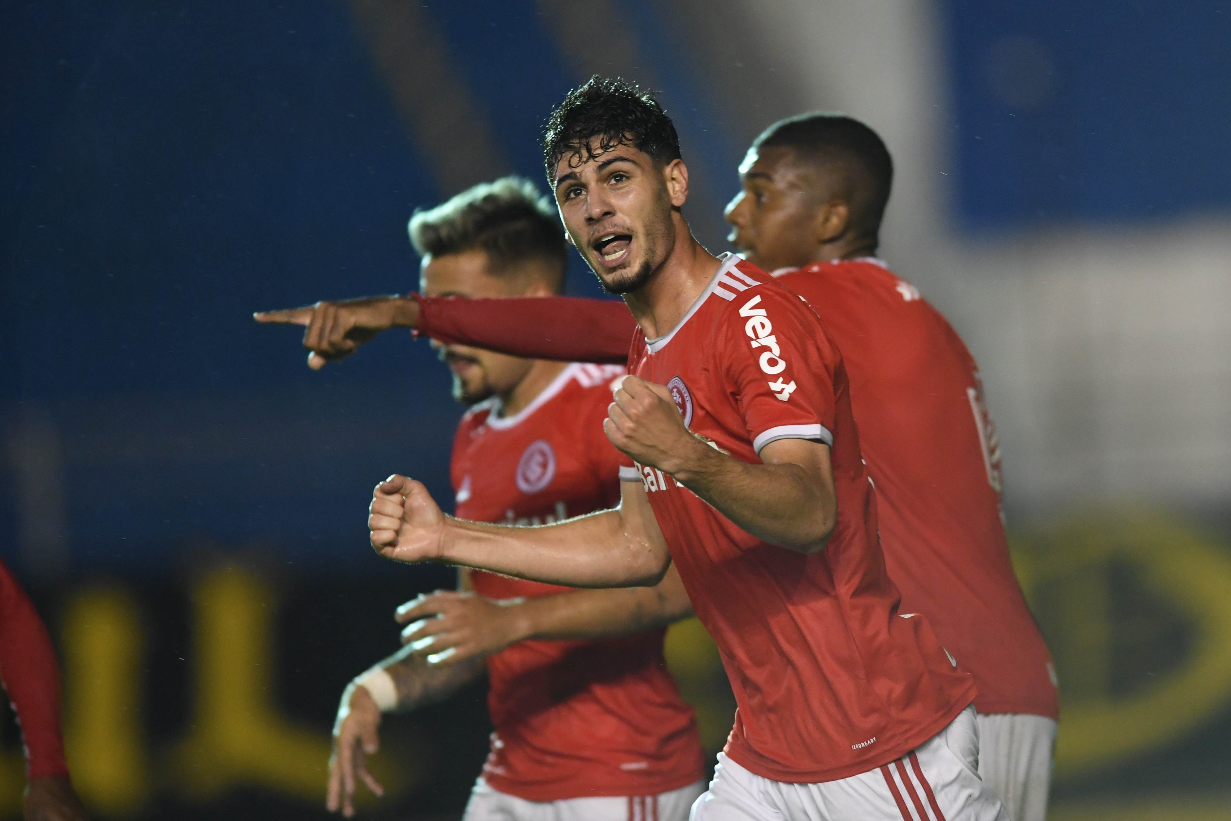 Johnny Cardoso celebra un gol con Internacional de Porto Alegre. (SC Internacional))