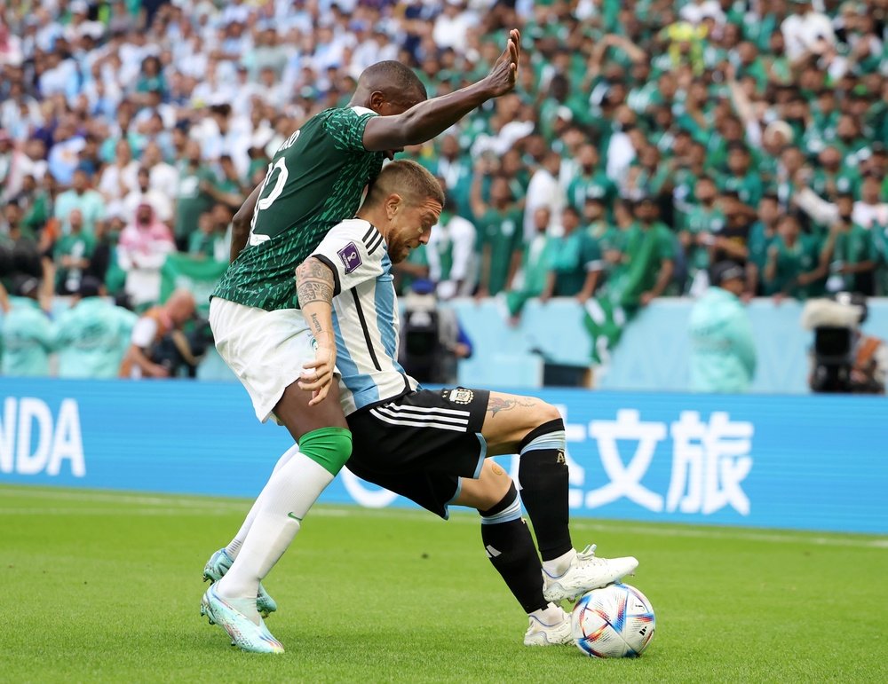 Papu Gómez pugna con un jugador saudita. Foto: AFA.