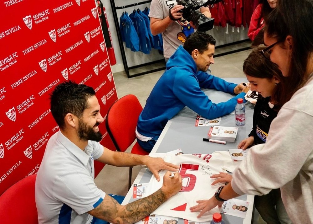 Isco Alarcón y Jesús Navas, firmando autógrafos y camisetas en la inauguración de la cuarta tienda oficial del Sevilla FC, ubicada en el Centro Comercial de Torre Sevilla. Foto: SFC Media