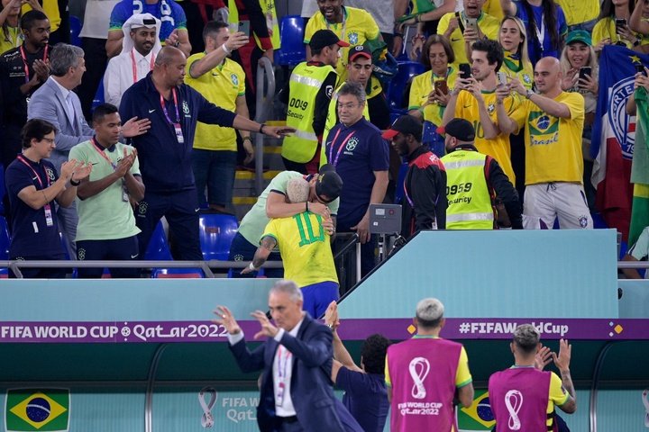 Neymar celebrando el gol con Alex Telles. Foto: FIFA