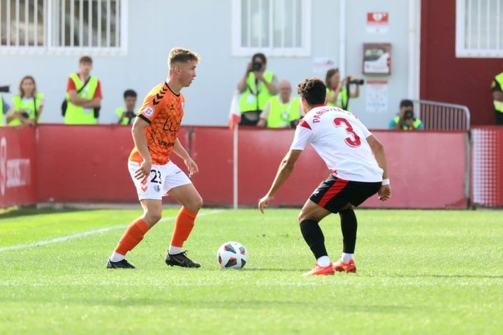 Israel Domínguez, frente al Sevilla Atlético. Foto: Antequera CF