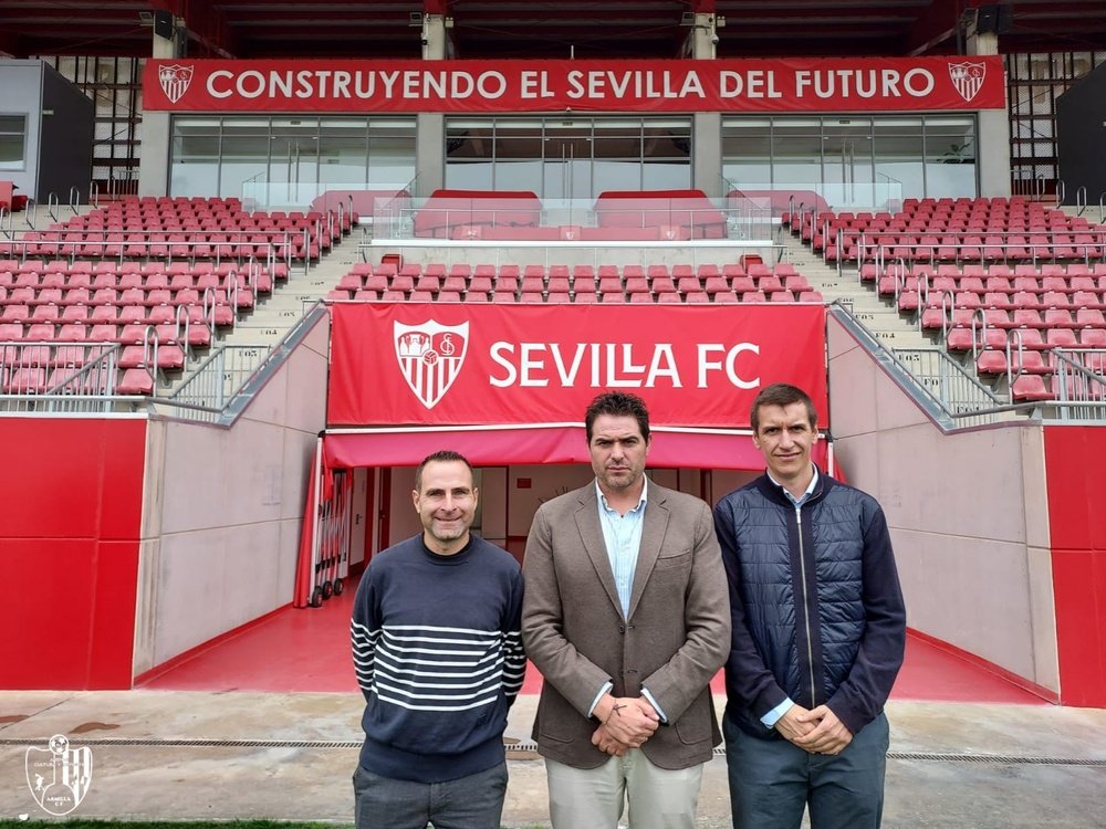 La Junta Directiva del Arenas de Armilla en el Estadio Jesús Navas. Foto: Arenas de Armilla.