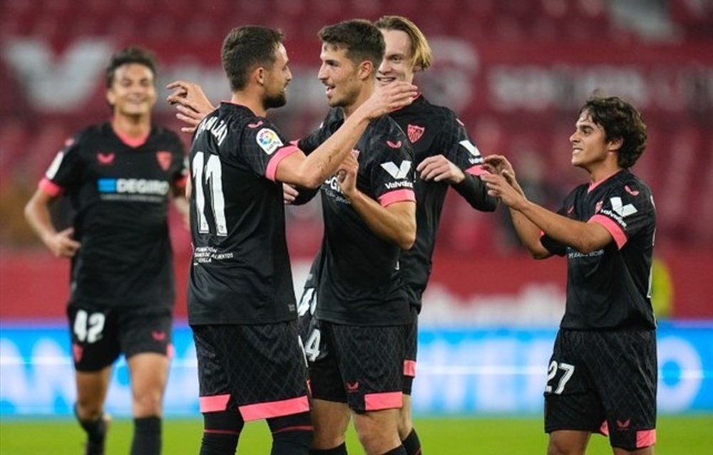 Los jugadores del Sevilla FC felicitan a Pedro Ortiz tras su golazo ante el Monaco. Foto: SFC Media