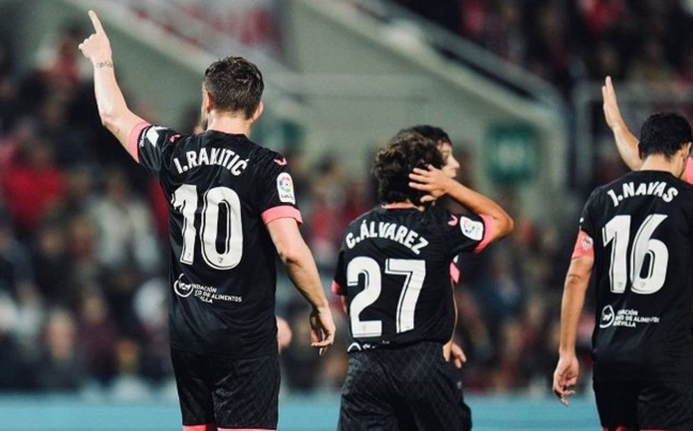 El Sevilla FC se impuso al Benfica en un partido en el que Carlos Álvarez demostró, rodeado de profesionales, parte del gran talento que lleva dentro. Foto: SFC Media