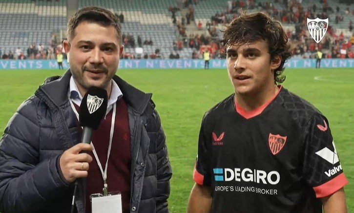 El talentoso jugador del Sevilla FC, Carlos Álvarez, atiende a los medios oficiales del club después del triunfo del Sevilla ante el Benfica. Foto: SFC Media