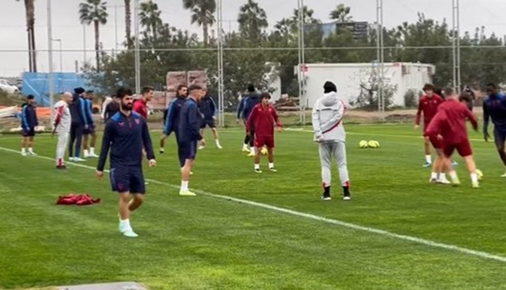 El jugador del Sevilla FC, Isco Alarcón, se ha retirado del entrenamiento pocos minutos después de comnenzar la sesión. Foto: @101TVSevilla