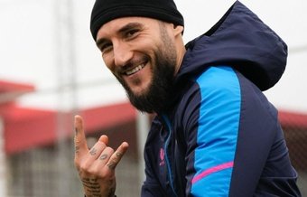El jugador del Sevilla FC, Nemanja Gudelj, sonriente en la ciudad deportiva del club. Foto: SFC Media