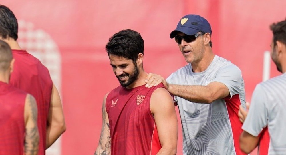 Isco y Lopetegui durante un entrenamiento del Sevilla en la 22/23. Foto: SFC Media.