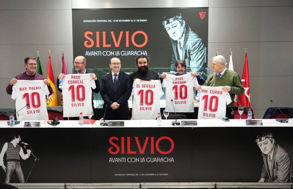 José Castro con los invitados al evento de apertura de la exposición de Silvio. Foto: SFC Media.