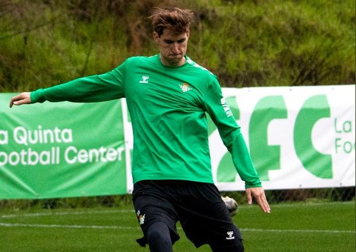 Juan Miranda, este miércoles duranmte la sesión de entrenamiento en el Marbella Football Center.- RBB