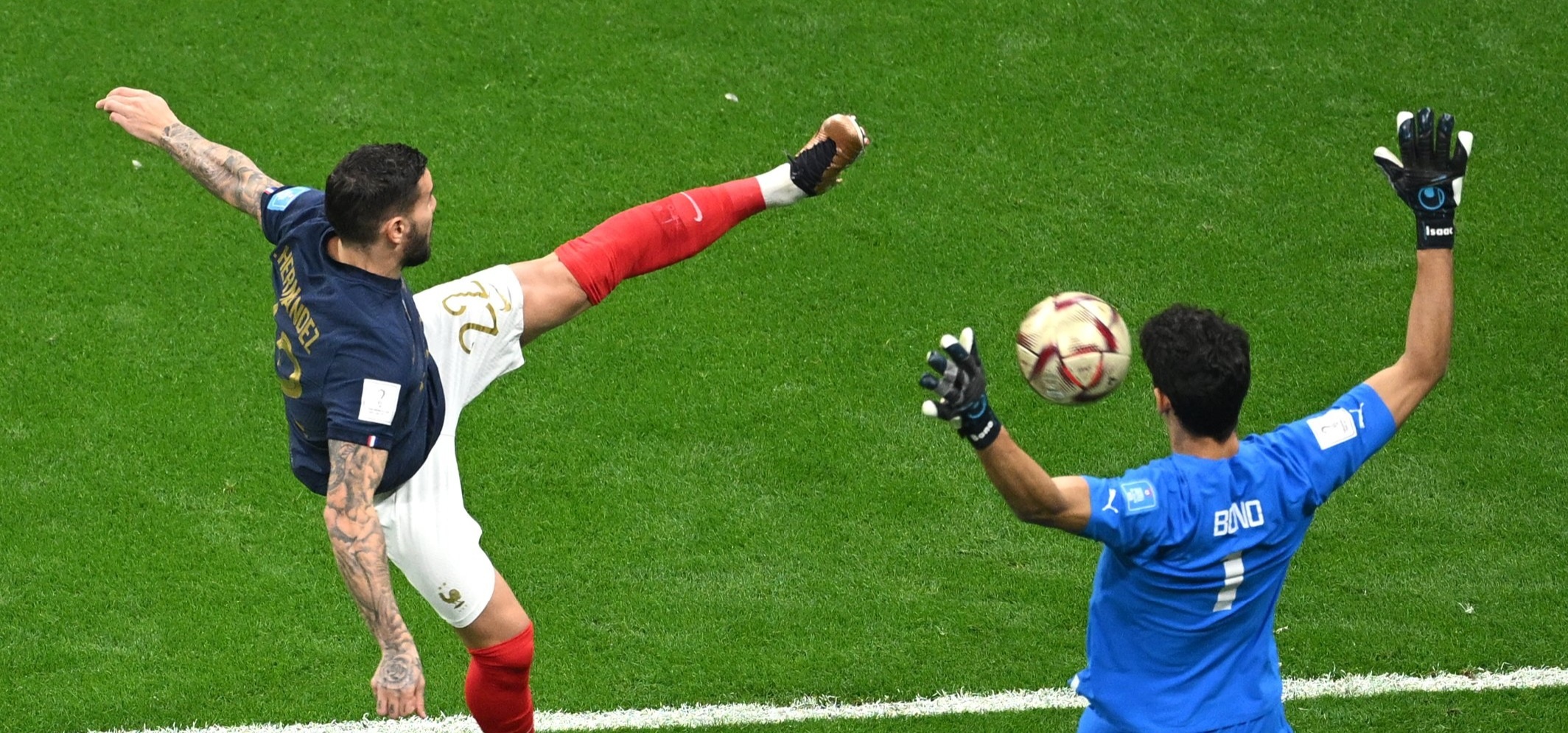 El portero del Sevilla FC, Yassine Bono, nada pudo hacer el tanto de Theo Hernández que suponía el 1-0 en la semifinal del Mundial de Catar disputada entre Francia y Marruecos. Foto: FIFA.