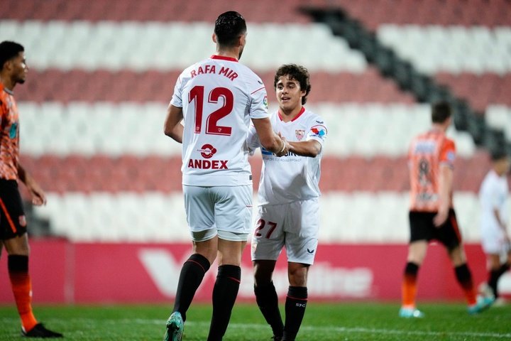 Rafa Mir celebra con Carlos Álvarez el 2-0 en el Sevilla FC-FC Volendam. Foto: SFC Media.