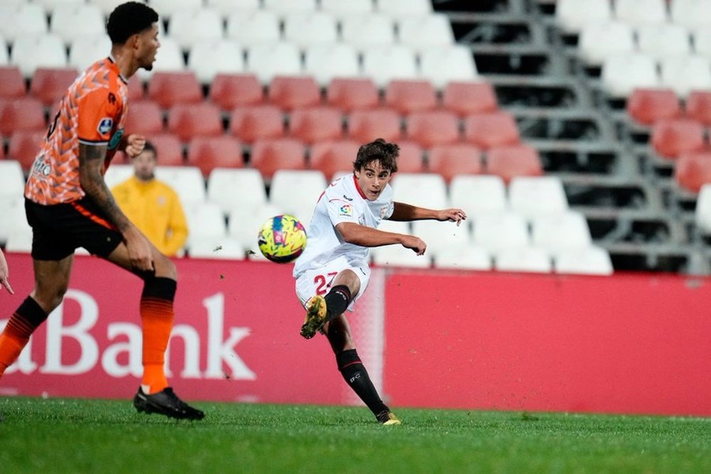 Carlos Álvarez anotando su gol ante el Volendam. Foto: @SevillaFC