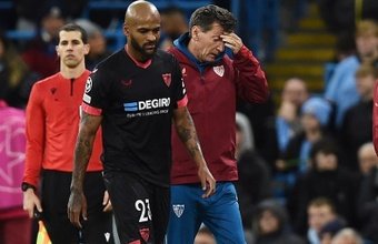 El jugador del Sevilla FC, Marcao, ha recaído de la lesión que sufrió ante el Manchester City y tiene que pasar por el quirófano. Foto: EFE/Peter Powell