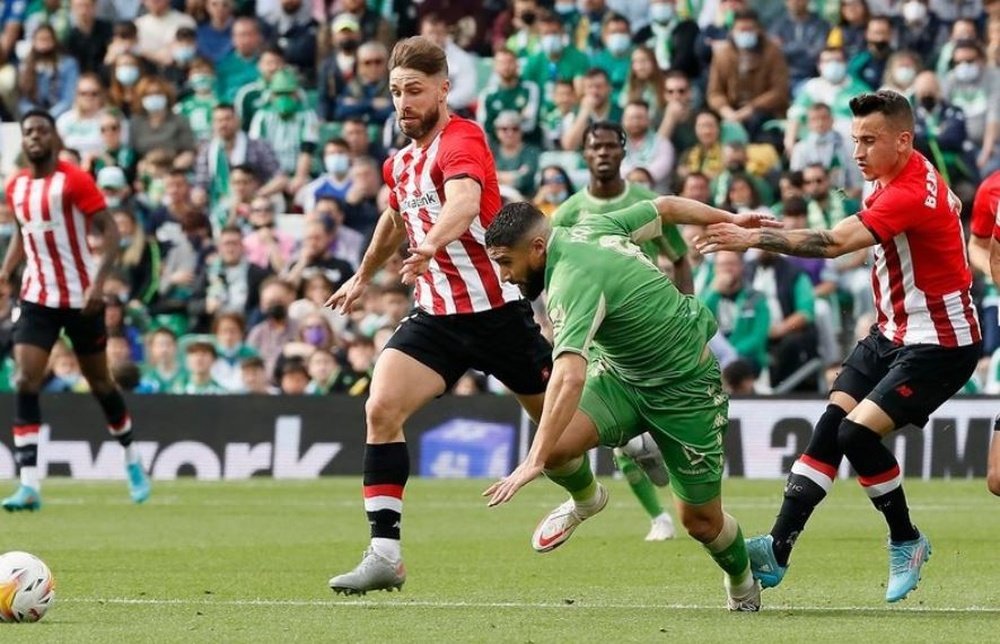 Fekir trata de llevarse un balón ante dos jugadores bilbaínos en un reciente Real Betis - Athletic en el Villamarín.- Efe