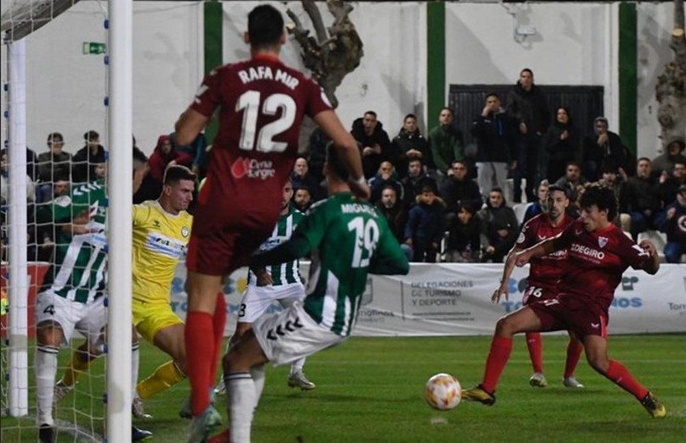 El jugador del Sevilla FC, Carlos Álvarez, abrió el marcador en el triunfo ante el Juventud de Torremolinos en la Copa del Rey. Foto: SFC Media