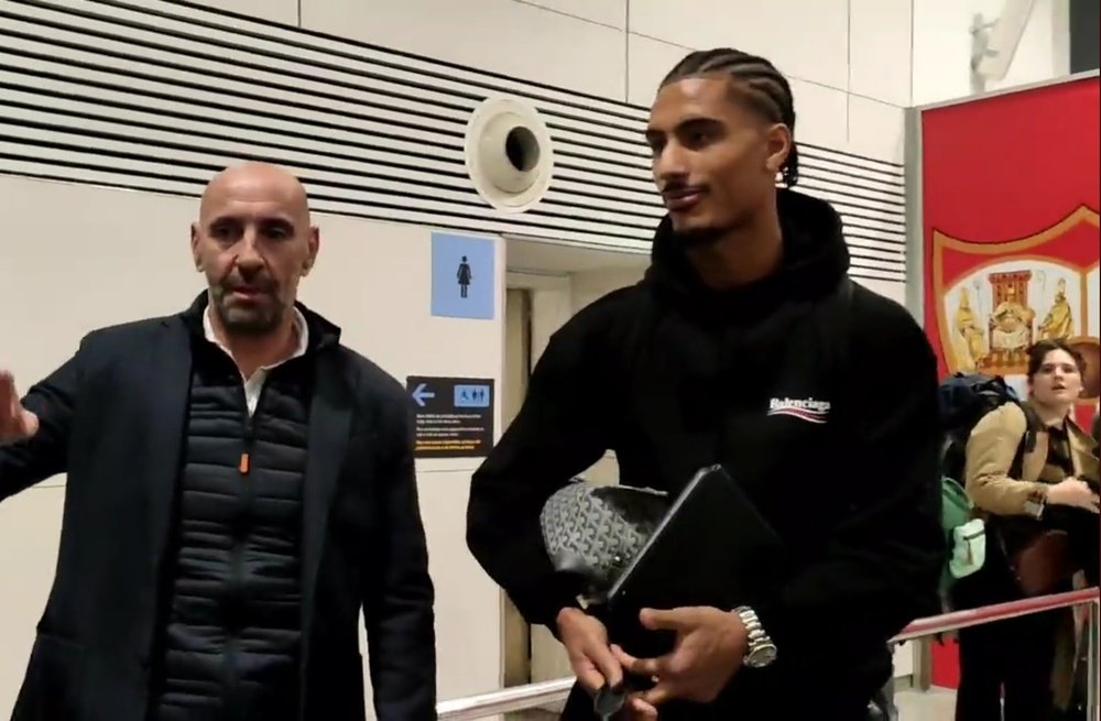 Loïc Badé llega al aeropuerto de Sevilla y es recibido por Monchi, para convertirse en el primer fichaje del Sevilla FC en el mercado de invierno. Foto: Mario Mínjez (Besoccer Sevilla).