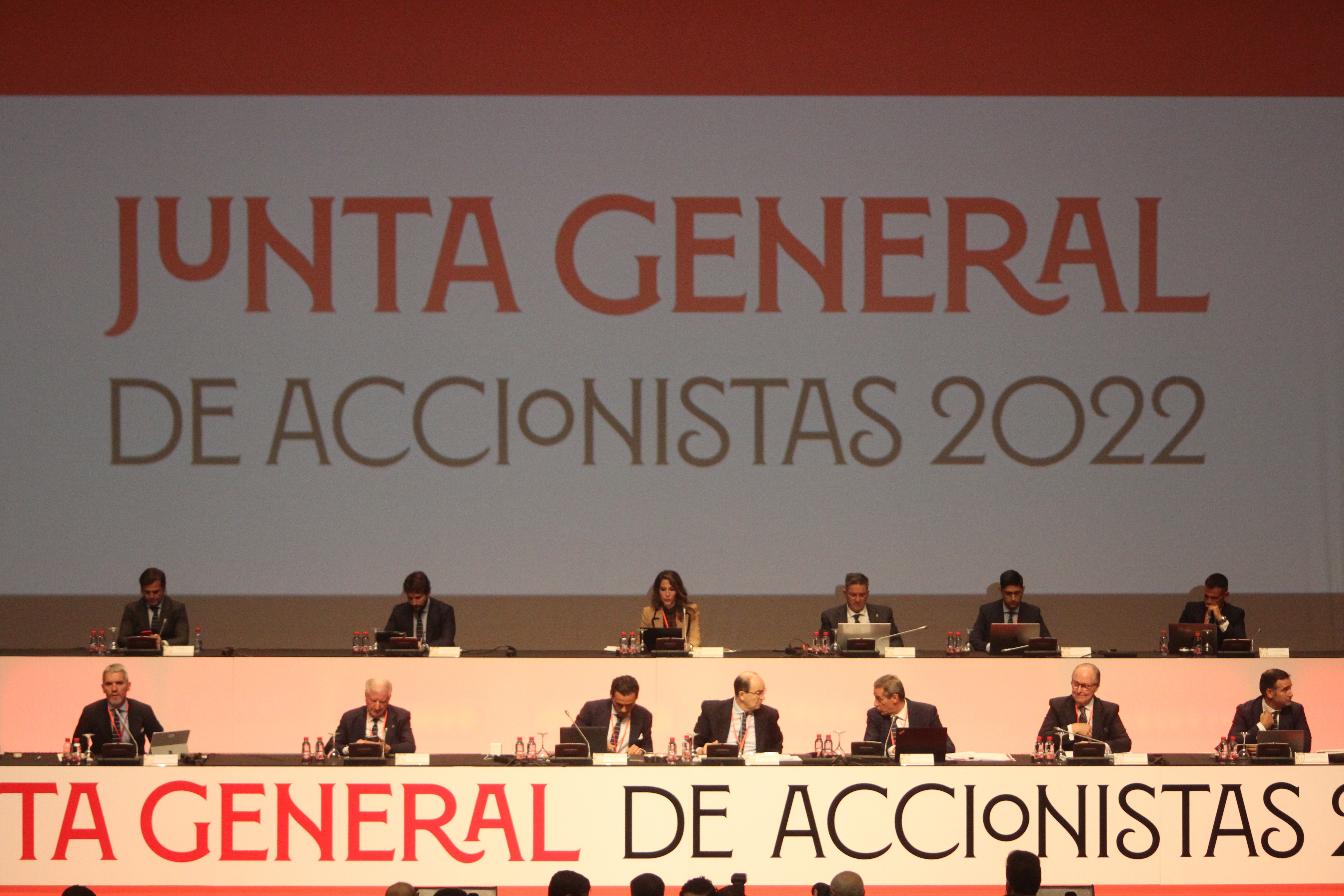 Los componentes del Consejo de Administración en la Junta de Accionistas del Sevilla FC. Foto: Pablo Sánchez