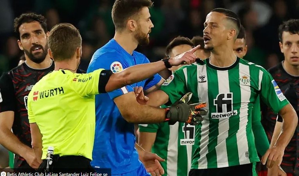 Hernández Hernández expulsó de forma rigurosa al bético Luiz Felipe la pasada campaña y en el acta solo puso los insultos que profirió luego este y no los que recibió de parte del banquillo del Athletic.- Efe