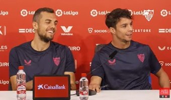 Los jugadores del Sevilla FC, Joan Jordán y Óliver Torres atendieron en rueda de prensa a niños que ejercieron de periodistas. Foto: SFC Media