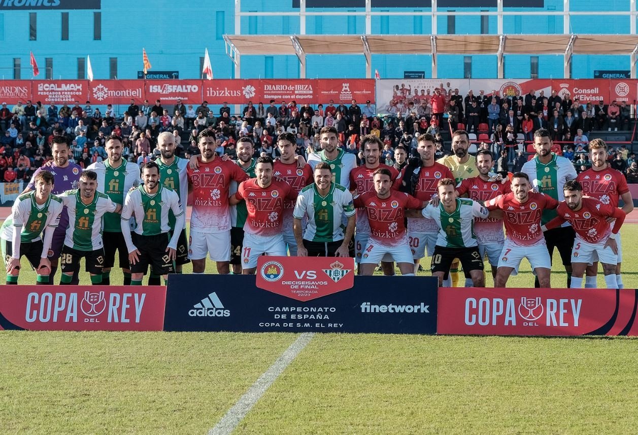 Los jugadores del Real Betis posan junto a los del CD Ibiza antes de la eliminatoria copera de este jueves 5 de enero.- RBB