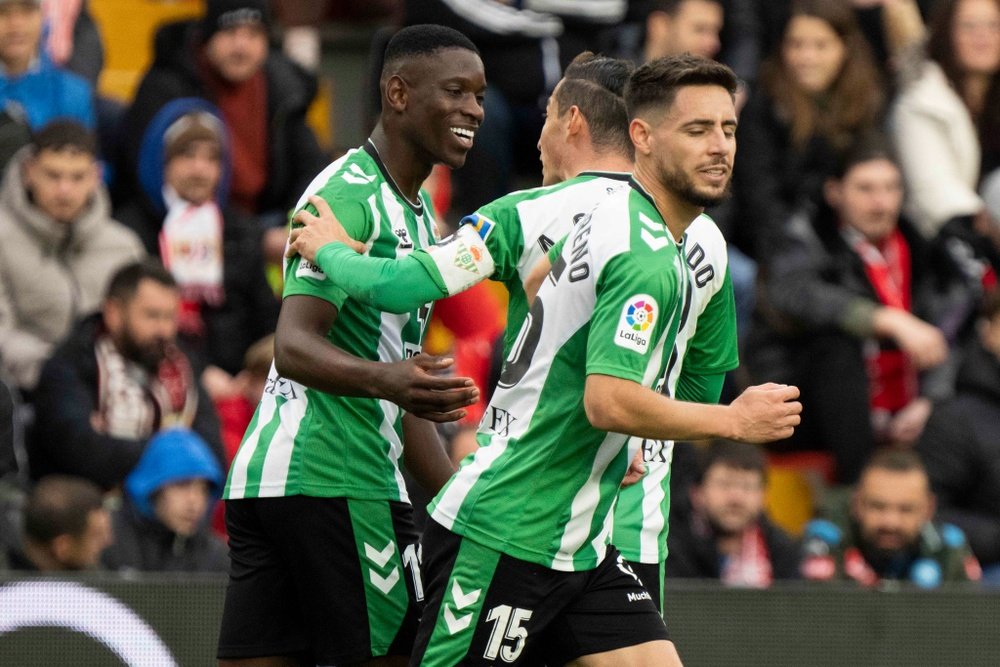 Luiz Henrique celebra el gol junto a Guardado y Moreno. RBB