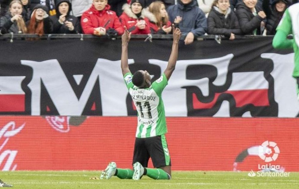 Luiz Henrique levanta los brazos al cielo para dedicar el gol logrado en Vallecas a su padre, fallecido hace unos días.- LaLiga