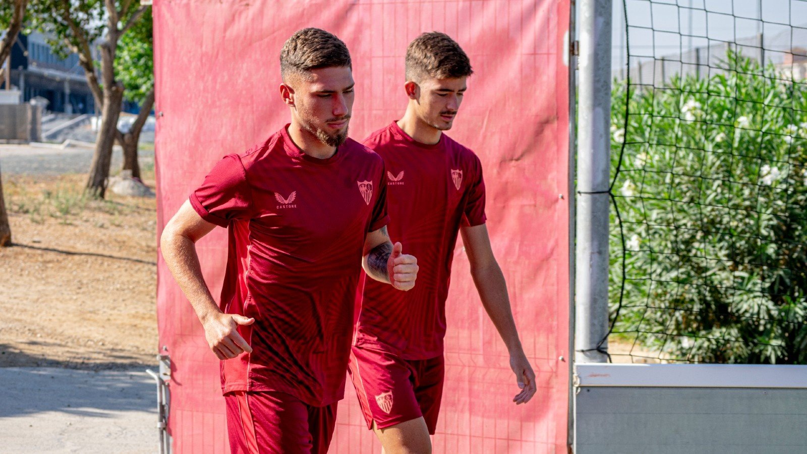 José Ángel Carmona y Kike Salas llegando al entrenamiento del Sevilla FC | Imagen: Mario Míjenz