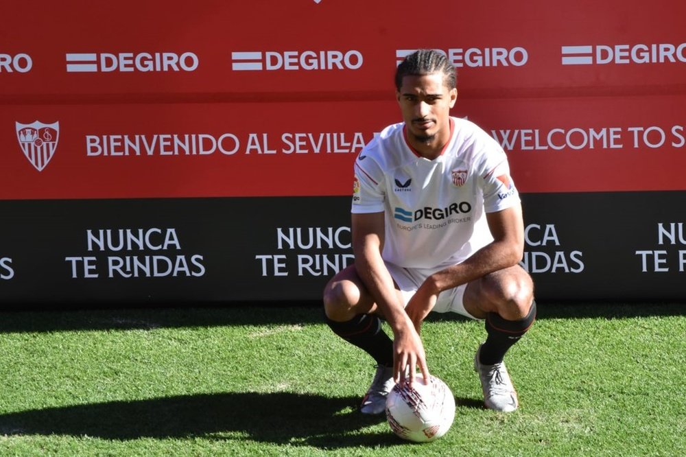 El central del Stade Rennais FC, cedido en el Sevilla FC hasta final de temporada con opción de compra, en su presentación. Foto: Mario Míjenz García @MarioMijenz