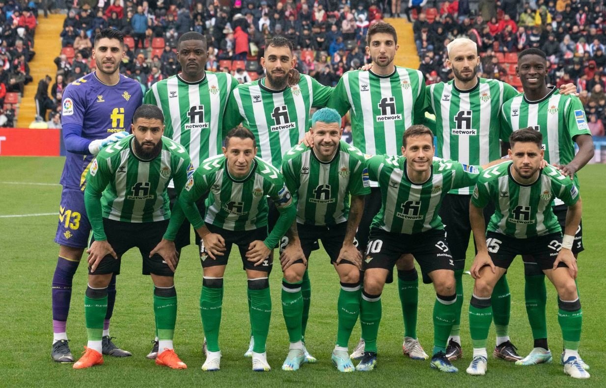 Formación titular del Real Betis que jugó el domingo en Vallecas.- RBB