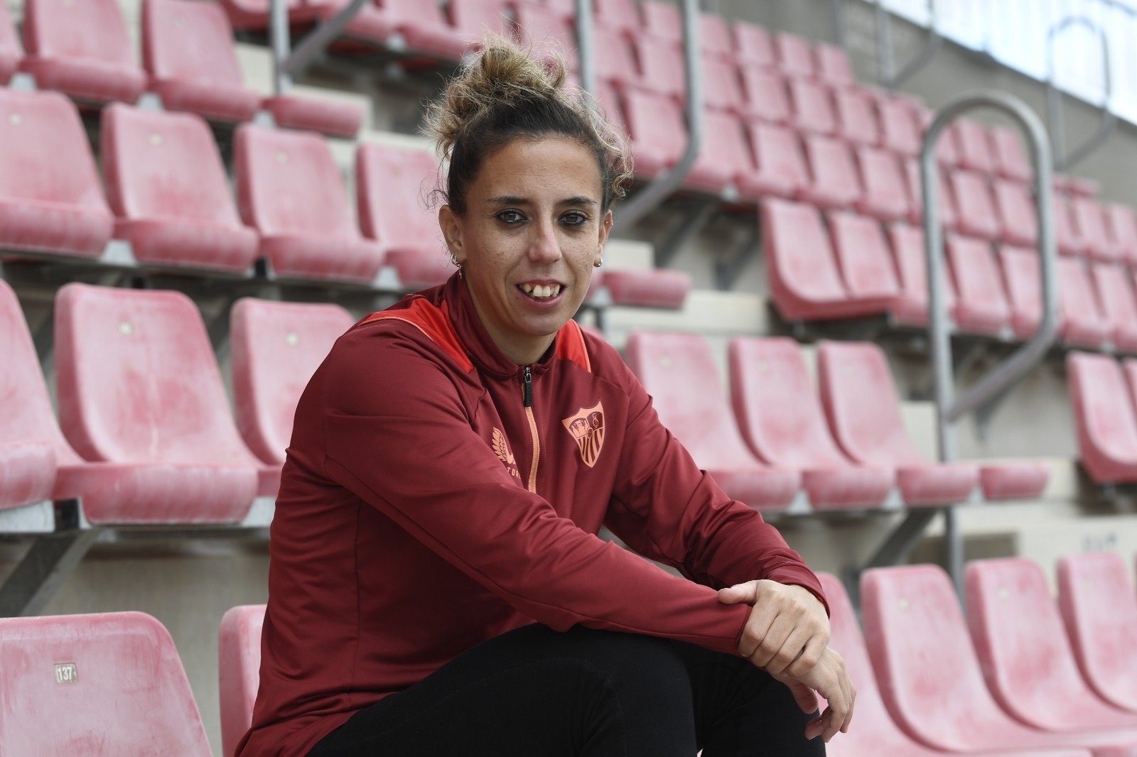 La jugadora del Sevilla FC Femenino, Nagore Calderón, en las gradas del Ramón Sánchez-Pizjuán. Foto: SFC Media
