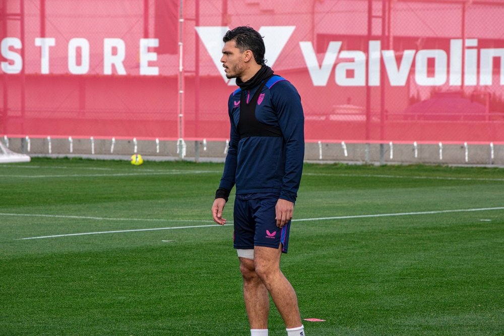 Karim Rekik regresa a los entrenamientos con el Sevilla FC. Foto: Mario Míjenz.