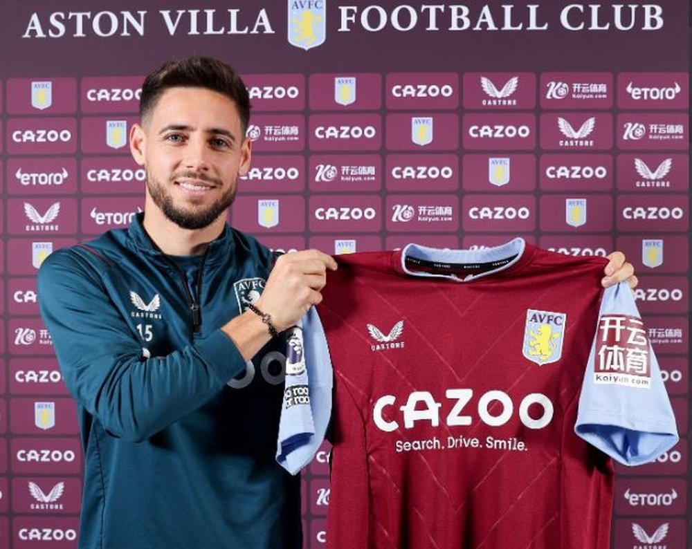 Álex Moreno posa con su nueva camiseta del Aston Villa.-