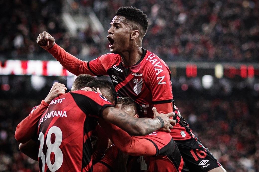 Abner celebra un gol junto a sus compañeros del At. Paranaense.-