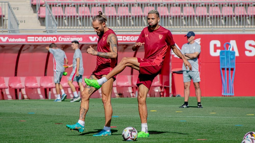 En-Nesyri junto a Gudelj en un entrenamiento en el Jesús Navas | Imagen: Mario Míjenz García