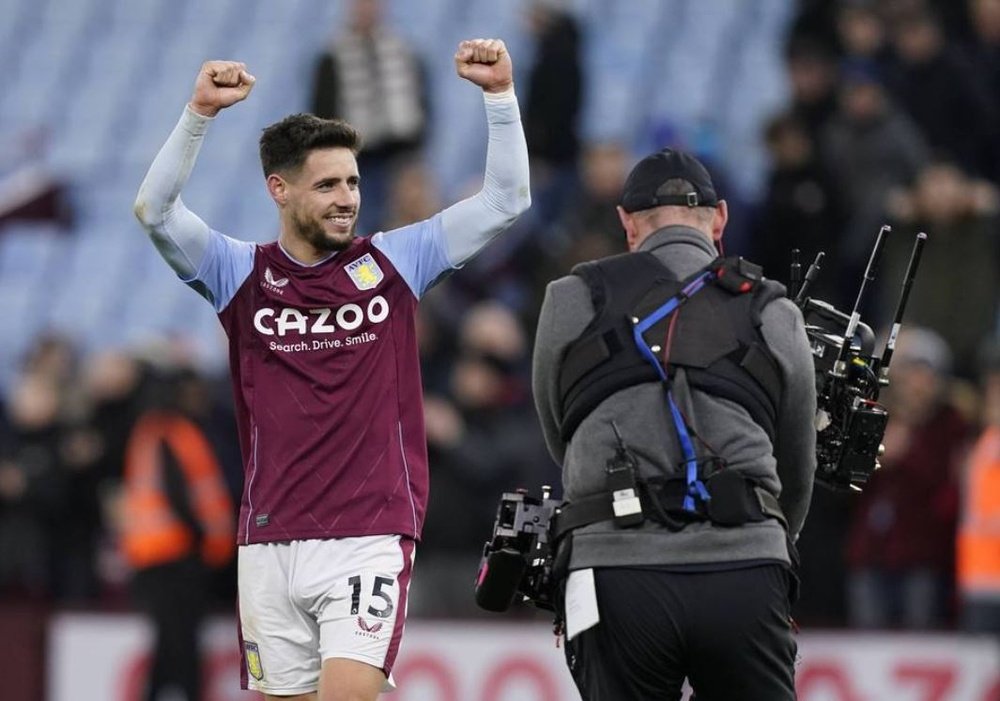 Álex Moreno tuvo un precipìtado y afortunado debut en la premier League con el Aston Villa.- AV