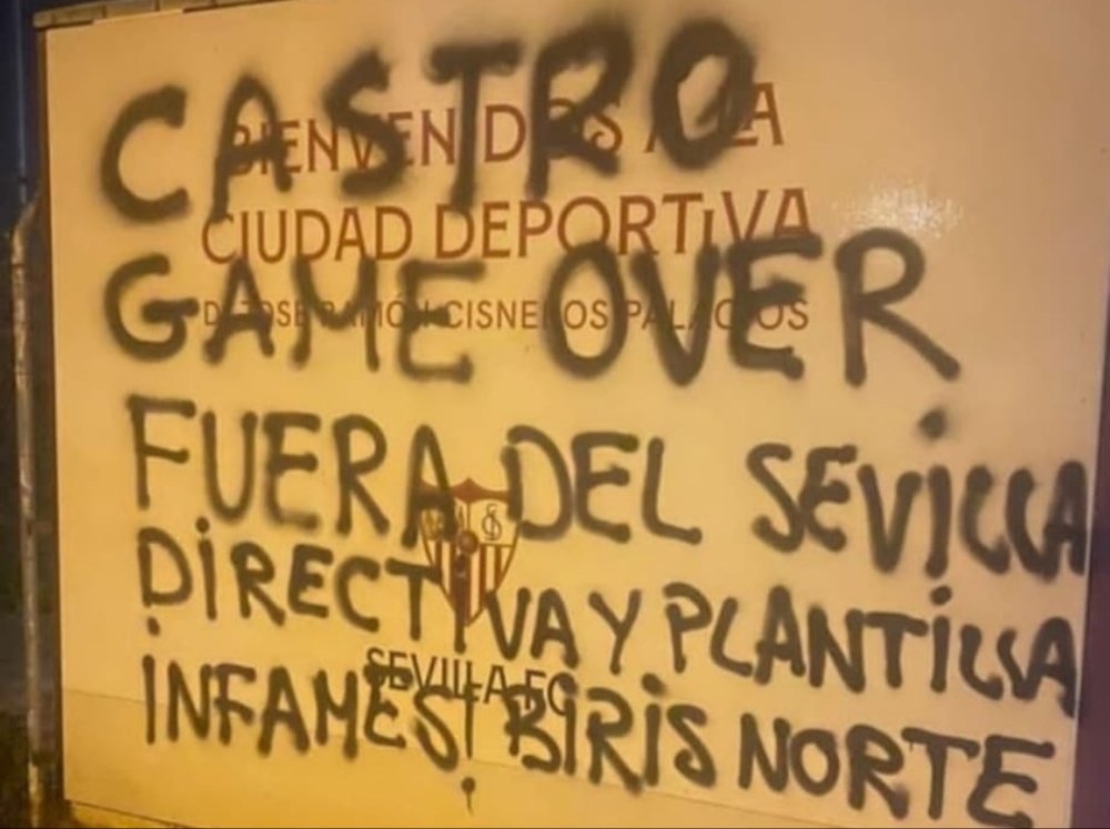 Aparecen pintadas en la ciudad deportiva del Sevilla FC contra los dirigentes y los jugadores. Foto: Máximo de la Cruz Ramírez