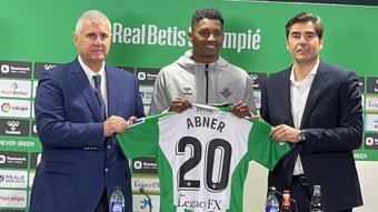 Abner Vinicius, con Cordón y Haro en su presentación como nuevo jugador del Betis.