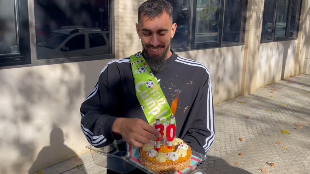 Borja Iglesias, con su tarta de cumpleaños en la Ciudad Deportiva.